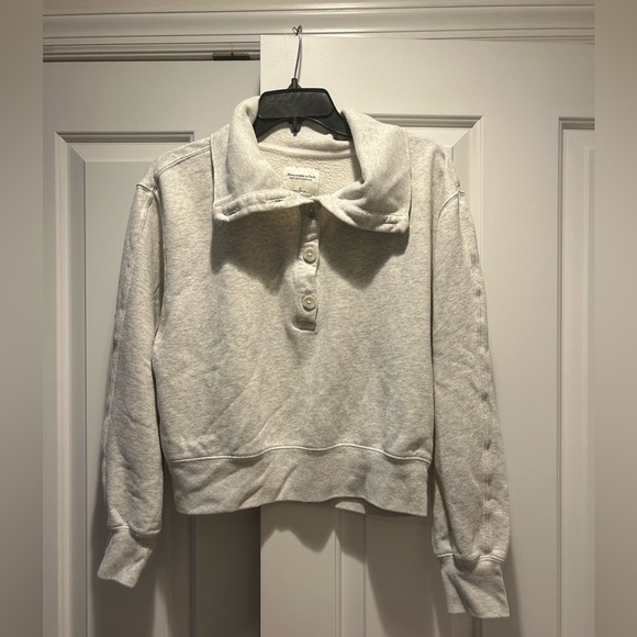 Abercrombie & Fitch Tops - Abercrombie & Fitch women’s sweatshirt with oversized collar